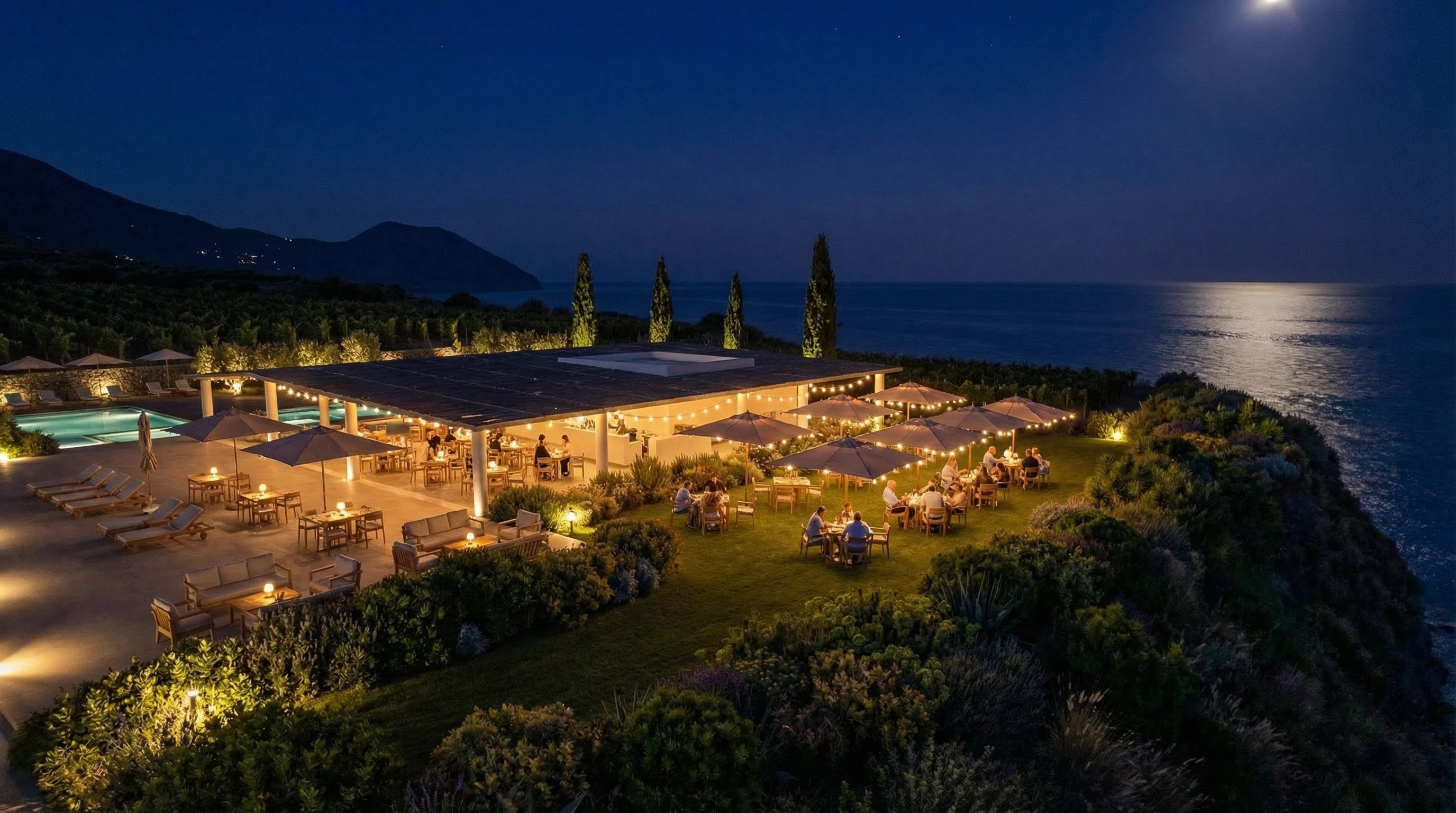 Veduta notturna di Capofaro e della costa