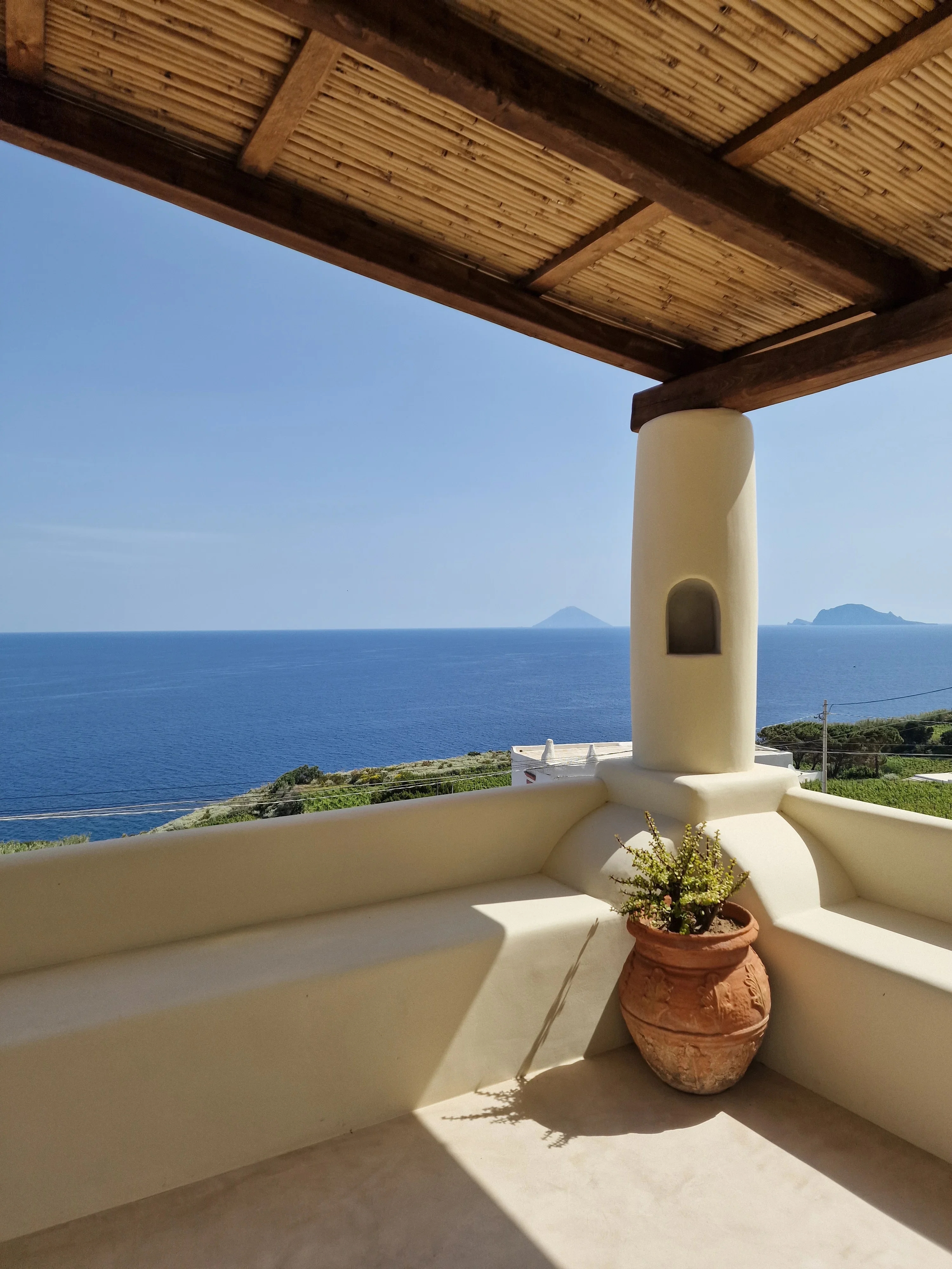 Terrazza con pergola in canna e vista sulle isole eolie